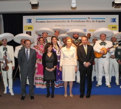 Fotografía de grupo de Doña Sofía con el grupo musical mexicano "Real de Jalisco-Cielito Lindo"